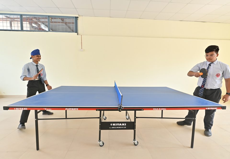 Students_playing_table_tennis
