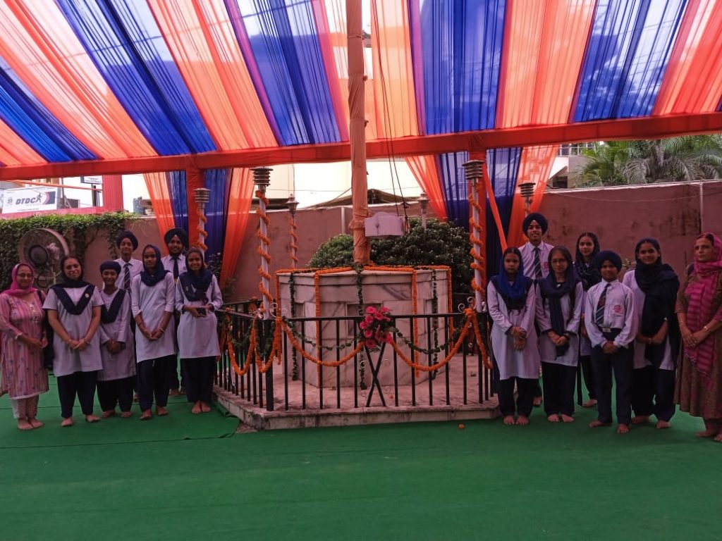 Teaching the virtue of ‘ Seva ‘to the students through Guru ka langar